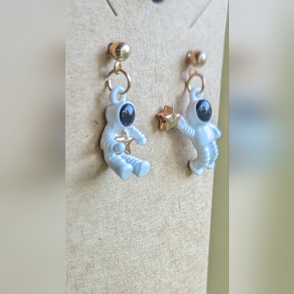 New white astronaut's catching gold stars stud closure earrings - Picture 5 of 9